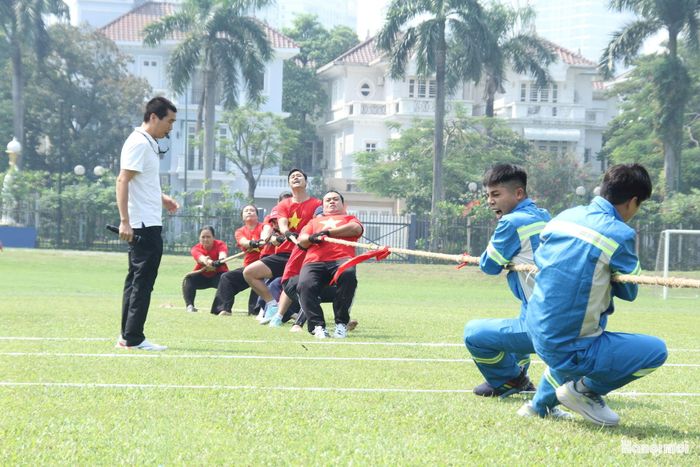 Các đội thi đấu môn kéo co. Ảnh: Hoàng Vũ