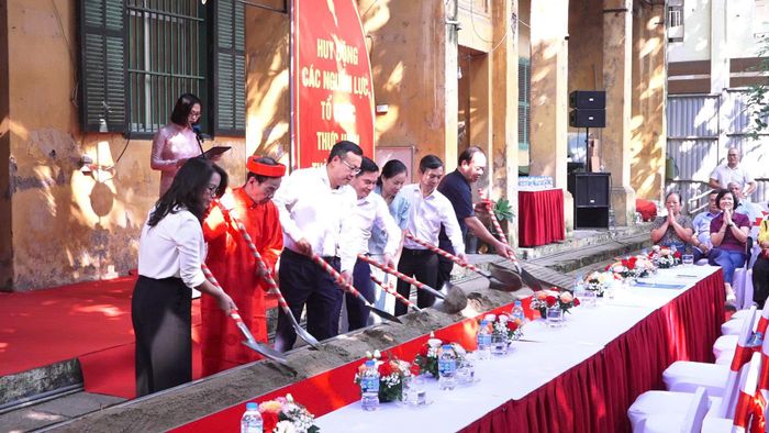 Các đại biểu làm lễ khởi công dự án. Ảnh: PV