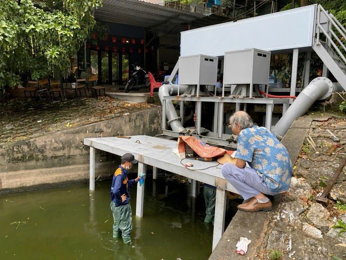 Những người công nhân miệt mài làm việc để bảo đảm hệ thống thoát nước luôn vận hành thông suốt. Ảnh: PV