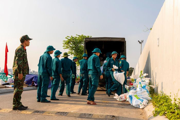 Ngoài ra, Ban Chỉ huy quân sự phường Tây Hồ đã chủ động chuẩn bị nhân lực, vật lực và các điều kiện cần thiết, bảo đảm việc vận hành pháo nước và pháo hỏa thuật theo nền nhạc. Để phục vụ hiệu ứng ánh sáng trên mặt nước, 300 bao cát đã được chuẩn bị và bố trí dưới lòng hồ.