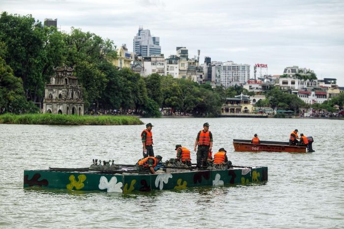 Trận địa số 1 đặt trước khu vực Bưu điện Hà Nội (phường Hoàn Kiếm) với 1.725 quả pháo hoa nổ tầm cao, 500 quả pháo nổ tầm thấp, 50 giàn pháo tầm thấp và 350 giàn hỏa thuật bố trí ngay trên mặt nước. Màn trình diễn được dàn dựng nhằm tôn vinh ý nghĩa lịch sử và giá trị biểu tượng của Thủ đô, biến không gian di sản quanh Hồ Gươm thành sân khấu ánh sáng kết nối quá khứ với hiện tại.