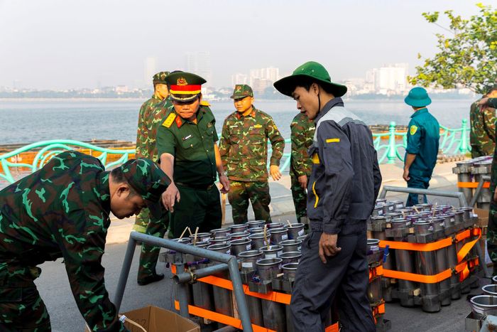 Trao đổi với phóng viên Báo Hànộimới, Thượng tá Nguyễn Đình Thắng, Chỉ huy trưởng Ban Chỉ huy quân sự phường Tây Hồ, cho biết, tính đến 14h ngày 9-10, Ban Chỉ huy quân sự phường đã tham mưu UBND phường phối hợp với Ban Quản lý Hồ Tây và các đơn vị liên quan triển khai công tác lắp đặt, bảo đảm an toàn trận địa. Toàn bộ 1.800 quả pháo tầm cao và 475 quả pháo tầm thấp đã được liên kết hoàn tất. Từ nay đến sáng mai, các đơn vị sẽ tiếp tục hoàn thành việc liên kết 200 quả pháo nước và 900 quả pháo hỏa thuật.