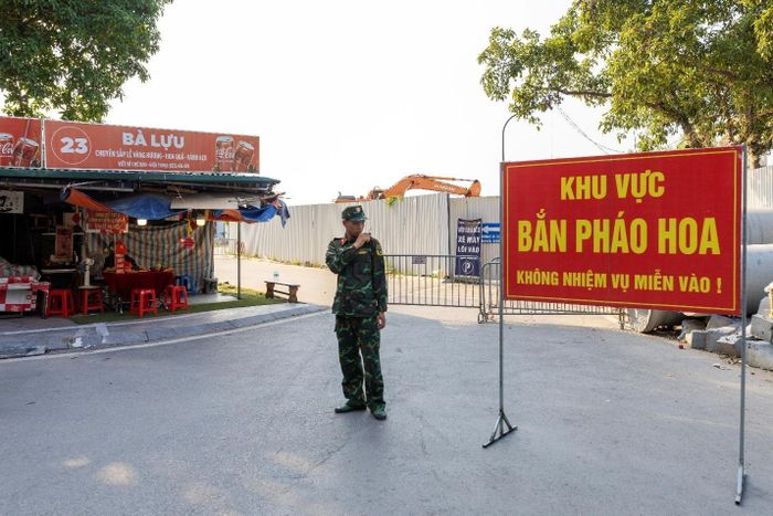 Khu vực pháo hoa được bảo vệ nghiêm ngặt, đảm bảo an toàn tuyệt đối cho các trận địa.