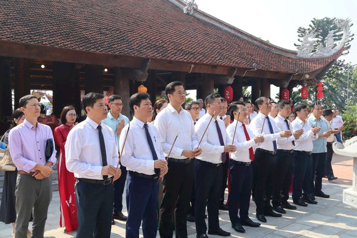Các đại biểu dâng hương tại đình Vân Cốc. Ảnh: Nguyễn Mai