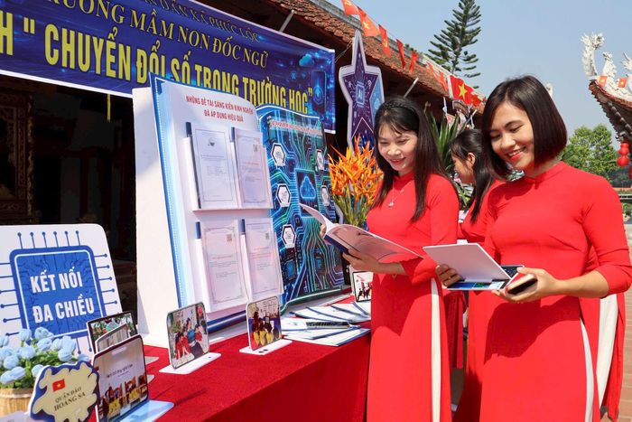 Khu vực trưng bày mô hình chuyển đổi số trong trường học ở xã Phúc Lộc tại sự kiện. Ảnh: Nguyễn Mai