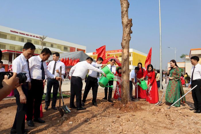 Các đại biểu trồng cây lưu niệm tại khuôn viên Trường THCS Vân Cốc. Ảnh: Nguyễn Mai