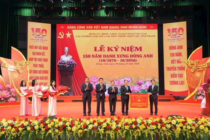 Phó Bí thư Thường trực Thành ủy Nguyễn Trọng Đông trao Cờ thi đua của Thủ tướng Chính phủ cho Đảng bộ, chính quyền và nhân dân xã Đông Anh. Ảnh: Phạm Hùng