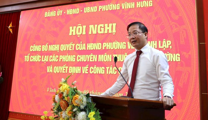 Bí thư Đảng ủy, Chủ tịch HĐND phường Vĩnh Hưng Nguyễn Đức Dũng phát biểu tại hội nghị. Ảnh: XS