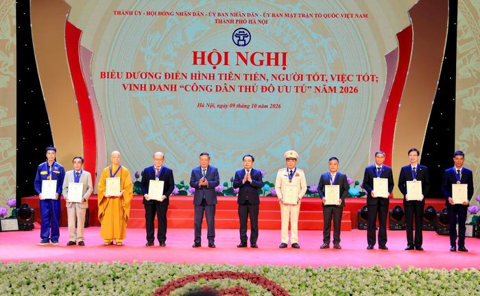 Bí thư Thành ủy Hà Nội Trần Đức Thắng và Phó Bí thư Thành ủy Hà Nội Nguyễn Văn Phong trân trọng trao Danh hiệu “Công dân Thủ đô ưu tú'” tặng 9 cá nhân. Ảnh: Thành Thái