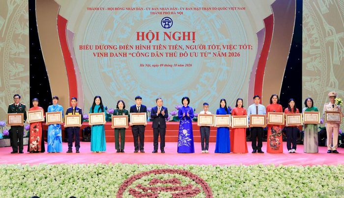 Chủ tịch UBND thành phố Hà Nội Vũ Đại Thắng và Chủ tịch HĐND thành phố Hà Nội Phùng Thị Hồng Hà trân trọng trao tặng Bằng khen và Danh hiệu Người tốt, việc tốt năm 2026 tặng 15 cá nhân. Ảnh: Thành Thái