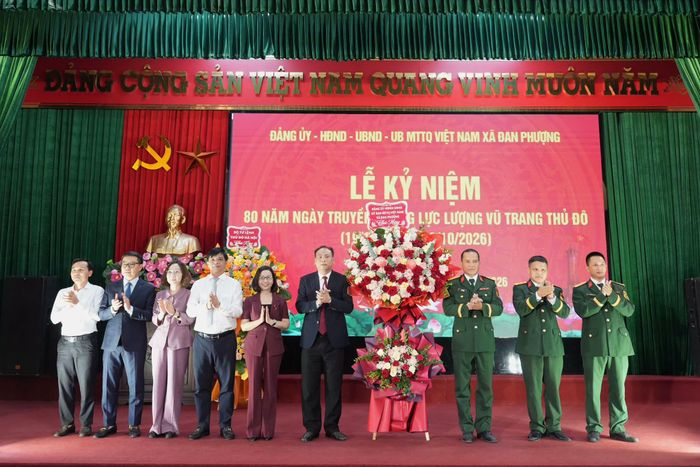 Lãnh đạo xã Đan Phượng tặng hoa chúc mừng. Ảnh: Ngân Nga