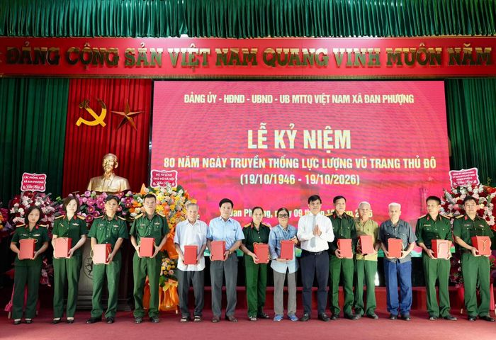Chủ tịch UBND xã Đan Phượng Nguyễn Viết Đạt tặng quà cho nguyên cán bộ lực lượng vũ trang trên địa bàn. Ảnh: Ngân Nga