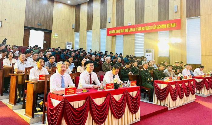 Các đại biểu tham dự Lễ kỷ niệm 80 năm Ngày truyền thống Lực lượng vũ trang Thủ đô tại xã Ô Diên. Ảnh: Ánh Bình