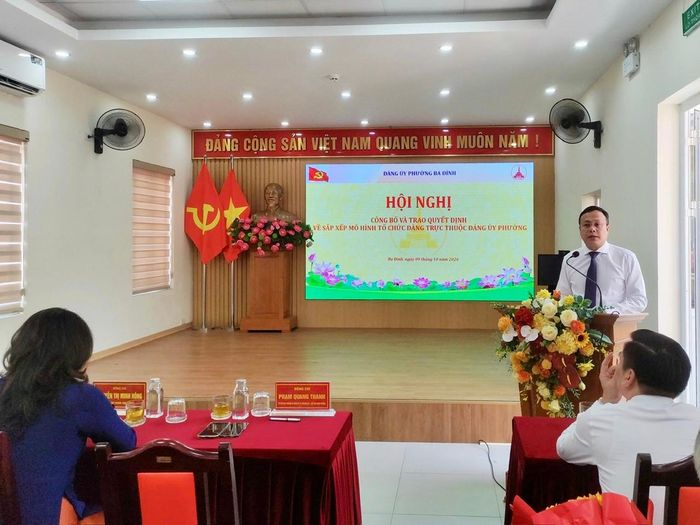 Bí thư Đảng ủy, Chủ tịch HĐND phường Ba Đình Phạm Quang Thanh phát biểu tại hội nghị. Ảnh: PV