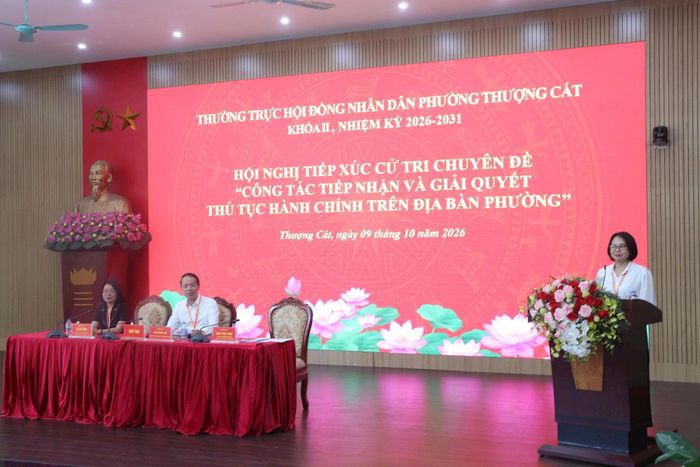 Chủ tịch Ủy ban MTTQ Việt Nam phường Thượng Cát Văn Thúy Hoa phát biểu tại Hội nghị. Ảnh: Nguyễn Hương