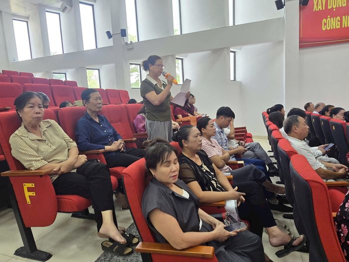 Người dân nêu ý kiến tại Hội nghị. Ảnh: Nguyễn Hương