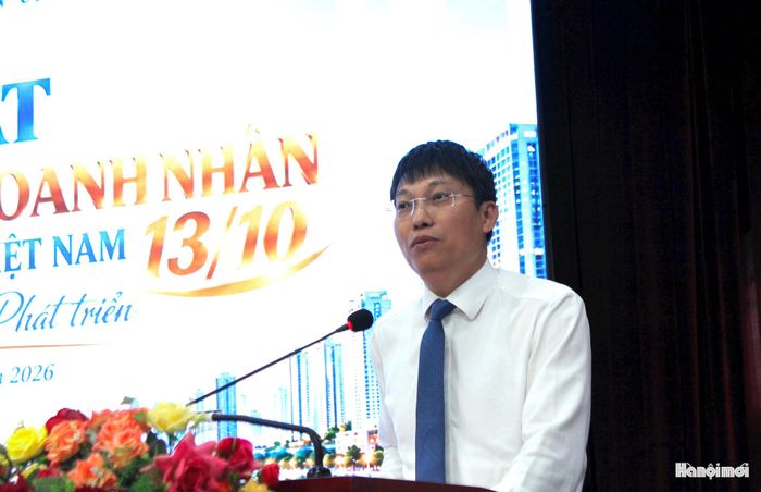 Phó Bí thư Thường trực Đảng uỷ phường Yên Hòa Trần Việt Hà phát biểu tại buổi lễ. Ảnh: Vân Nhi