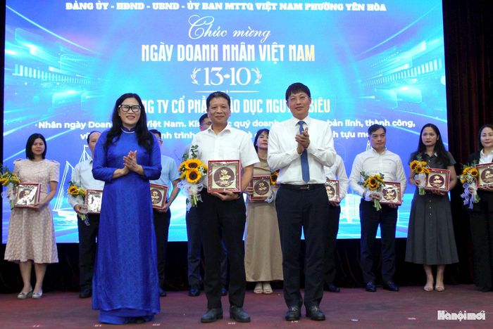 Lãnh đạo phường Yên Hòa vinh danh các doanh nghiệp tiêu biểu trên địa bàn. Ảnh: Vân Nhi