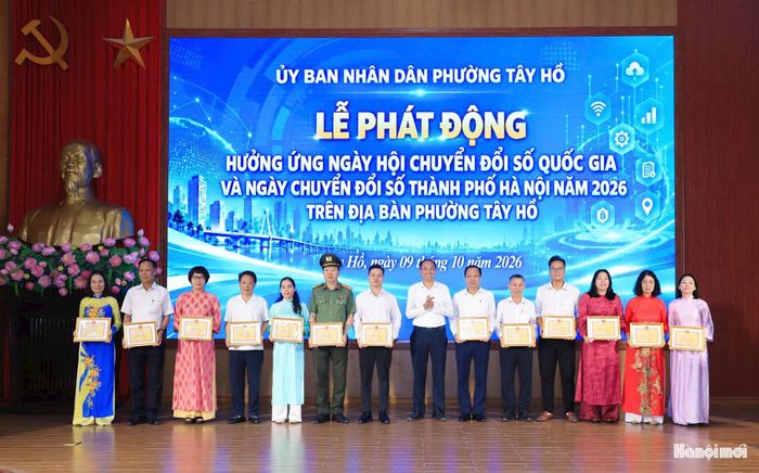 Phường Tây Hồ khen thưởng các tập thể, cá nhân có thành tích xuất sắc.