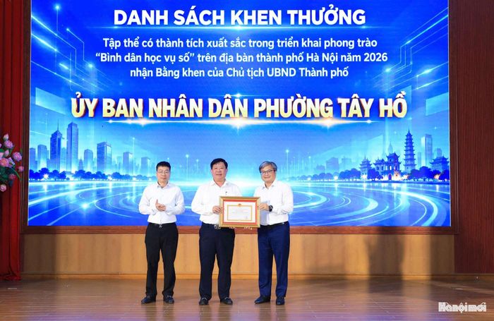 Phó Chủ tịch UBND thành phố Hà Nội Trương Việt Dũng trao Bằng khen cho UBND phường Tây Hồ.