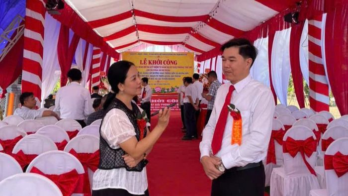 Ông Trần Hoàng Khuê, Trưởng thôn An Thắng, Xã Hương Sơn trao đổi với phóng viên Cơ quan Báo và Phát thanh - Truyền hình Hà Nội tại sự kiện. Ảnh: T.D