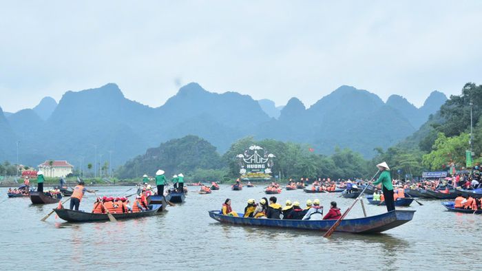 Quần thể di tích quốc gia đặc biệt Hương Sơn (Chùa Hương) là điểm đến du lịch tâm linh nổi tiếng, thu hút đông đảo du khách thập phương. Ảnh: Nguyễn Công