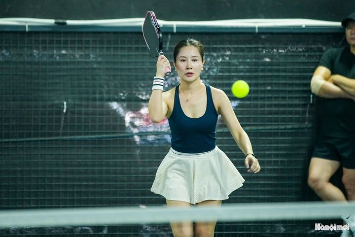 Trên sân, các tay vợt nữ nhập cuộc với sự tập trung cao độ. Từng bước di chuyển, cú đánh và pha đỡ bóng đều đòi hỏi sự nhanh nhạy, khả năng phán đoán tình huống cùng sự phối hợp nhịp nhàng với đồng đội.