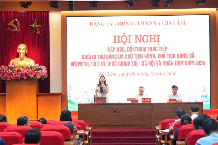 Phó Bí thư Thường trực Đảng ủy, Chủ tịch HĐND xã Gia Lâm Phùng Thị Hoài Hương trao đổi tại hội nghị. Ảnh: Phạm Diệp