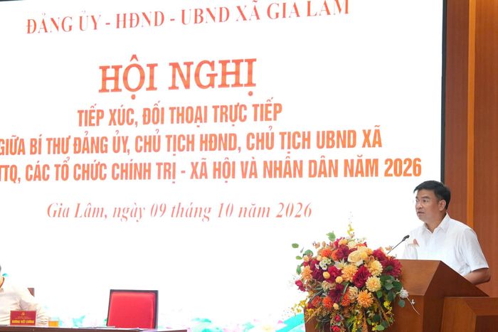 Chủ tịch UBND xã Gia Lâm Dương Viết Cường trao đổi tại hội nghị. Ảnh: Phạm Diệp