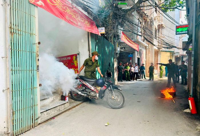 Di chuyển phương tiện, tài sản ra khỏi khu vực cháy trong tình huống giả định. Ảnh: Trần Oanh.