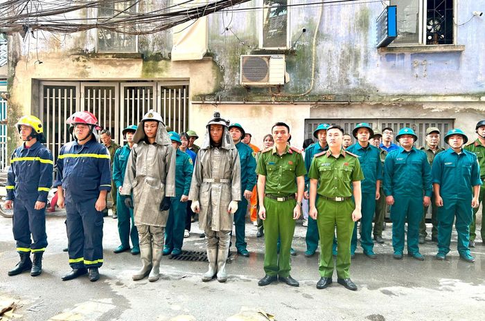Các lực lượng tham gia diễn tập tại ngõ 42/197. Ảnh: Trần Oanh.