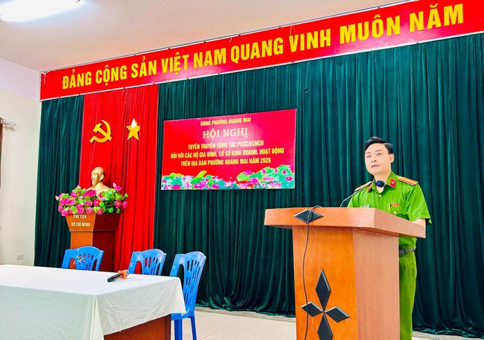 Phó Trưởng Công an phường Hoàng Mai Mạch Huy Hoàng phát biểu tại hội nghị. Ảnh: Trần Oanh.