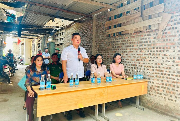 Phó Chủ tịch UBND phường Vũ Hùng Quân phát biểu rút kinh nghiệm sau buổi diễn tập. Ảnh: Trần Oanh.