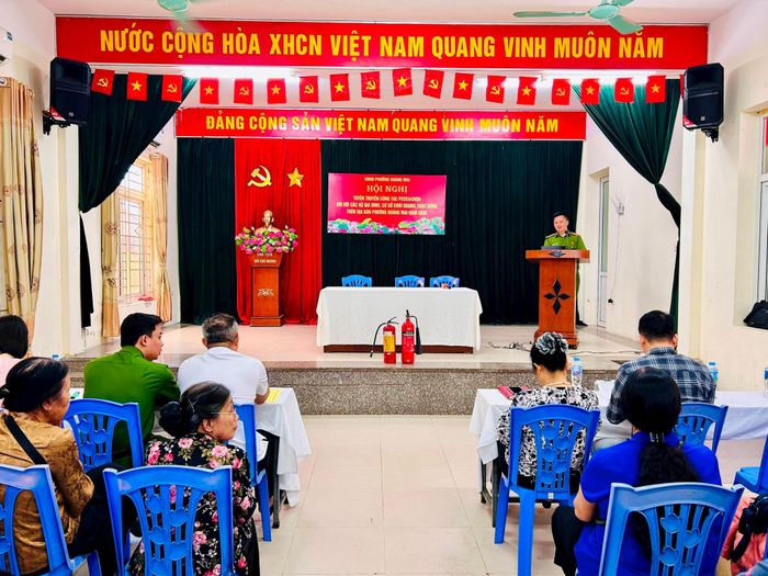 Đông đảo người dân và đại diện cơ sở kinh doanh tham dự hội nghị. Ảnh: Trần Oanh.