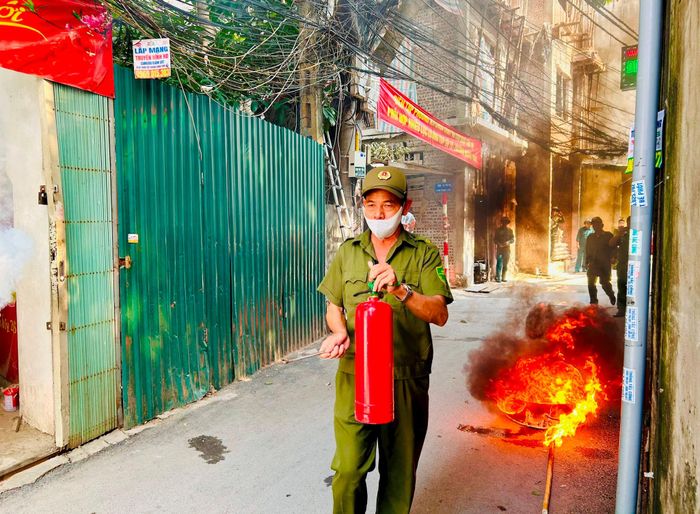 Lực lượng tại chỗ đánh kẻng báo động cháy giả định. Ảnh: Trần Oanh.