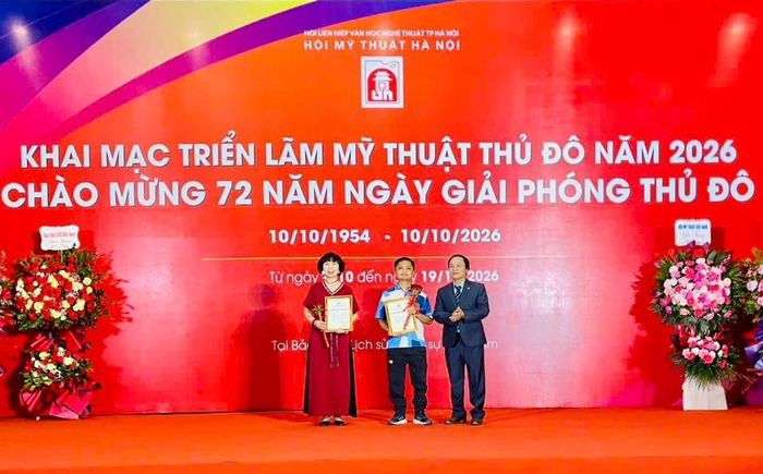 Trao giải B cho các tác giả. Ảnh: Thủy Đặng