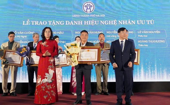 Nghệ nhân Đào Việt Bình được trao tặng danh hiệu Nghệ nhân ưu tú. Ảnh: Hội Gốm sứ Kim Lan
