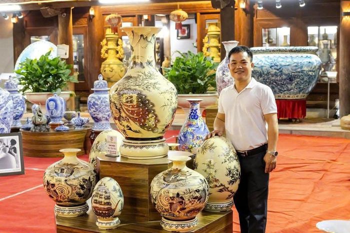 Nghệ nhân ưu tú Đào Việt Bình bên các sản phẩm gốm sứ của bản thân. Ảnh: Hội Gốm sứ Kim Lan