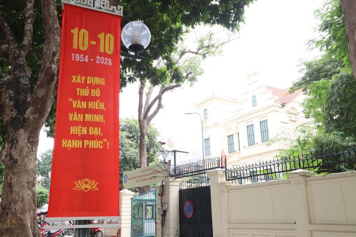 Băng rôn đỏ nổi bật trên cột đèn mang thông điệp chào mừng 72 năm Ngày Giải phóng Thủ đô, góp phần tạo diện mạo rực rỡ cho phố phường Cửa Nam.