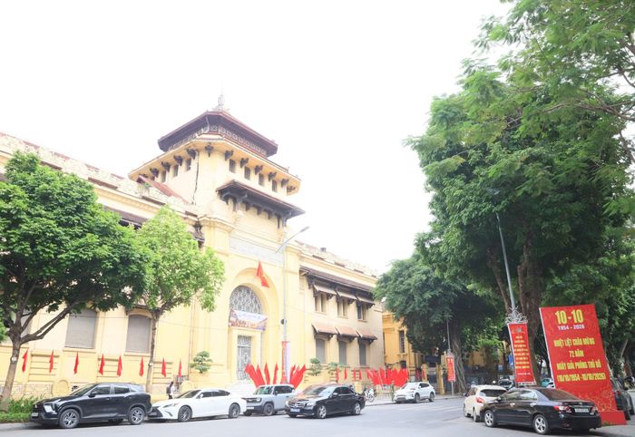 Các pa-nô tuyên truyền được bố trí tại các tuyến đường, góp phần tạo không khí trang trọng chào mừng ngày lễ.