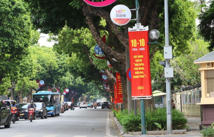 Dọc tuyến đường rợp bóng cây, hàng loạt pano, khẩu hiệu đỏ thắm được lắp đặt đồng bộ, tạo điểm nhấn cổ động trực quan hướng tới ngày lễ lớn của Thủ đô.