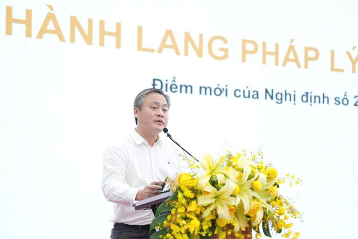 Ông Lê Anh Tuấn - Phó Cục trưởng Cục Chuyển đổi số Quốc gia, Bộ Khoa học và Công nghệ trình bày báo cáo “Triển khai Luật Chuyển đổi số – tháo gỡ điểm nghẽn trong đầu tư”. Ảnh: TP