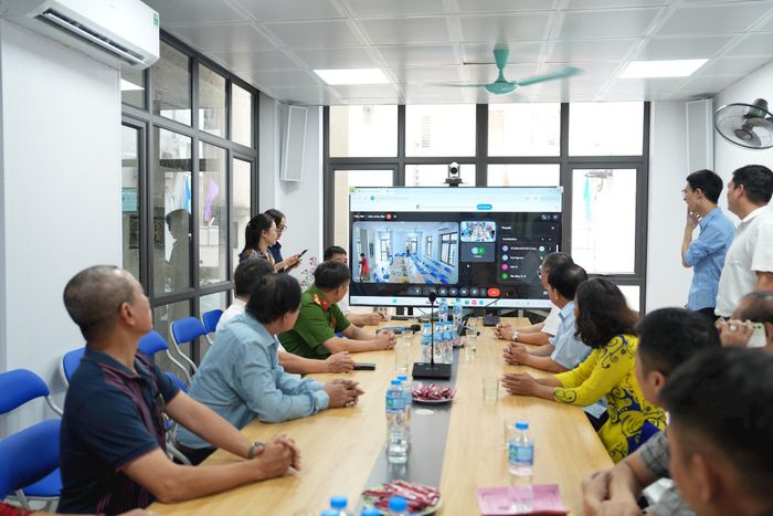 Các điểm sinh hoạt số tại cộng đồng được trang bị màn hình kết nối với trụ sở phường để triển khai các nhiệm vụ tới địa bàn. Ảnh: Vân Hà