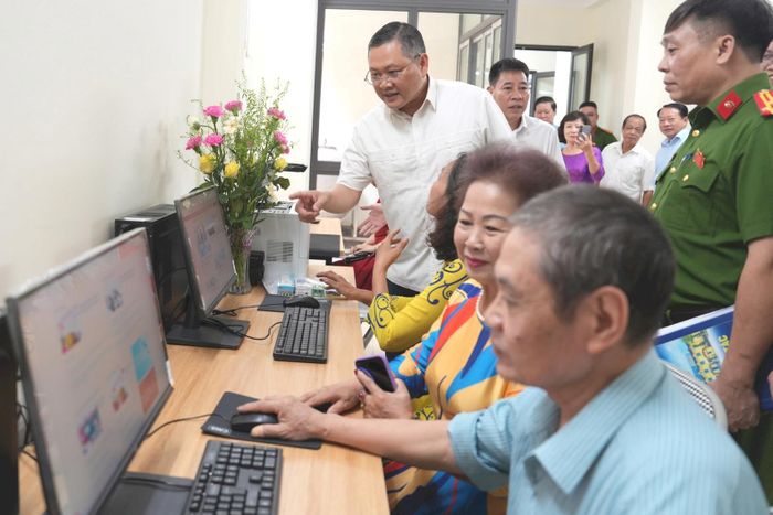 Đến nay, phường đã thành lập 35 tổ chuyển đổi số tại cộng đồng và đang kiện toàn, dần đi vào hoạt động. Ảnh: Vân Hà