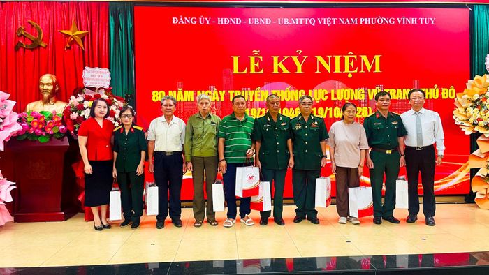 Lãnh đạo phường Vĩnh Tuy trao quà tri ân các thế hệ cán bộ, chiến sĩ lực lượng vũ trang nhân dịp kỷ niệm. Ảnh: Việt Thắng