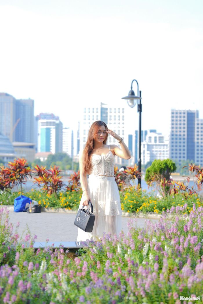 Các bạn trẻ lựa chọn trang phục mang phong cách riêng, từ năng động, cá tính đến nhẹ nhàng, nữ tính, tạo nên những khung hình đa sắc màu giữa không gian công viên.