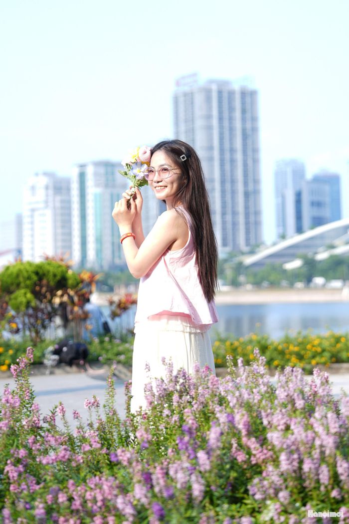 Một góc cảnh nắng vàng bên cạnh khóm violet Nhật (hoa ngọc hân) khoe sắc trở thành phông nền tự nhiên cho những bức ảnh.