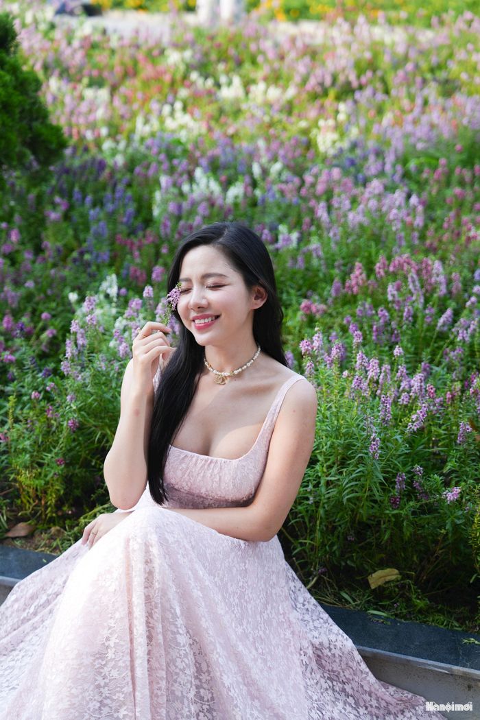 Giữa nhịp sống Hà Nội, những buổi dạo chơi và chụp ảnh tại công viên đem đến trải nghiệm nhẹ nhàng cho người trẻ. Mỗi khoảnh khắc được lưu lại không chỉ là kỷ niệm cá nhân mà còn ghi dấu một mùa thu Hà Nội dịu dàng.