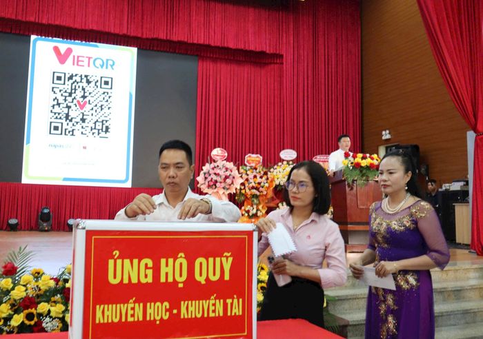 Các đại biểu đóng góp xây dựng Quỹ khuyến học, khuyến tài xã Hát Môn. Ảnh: Nguyễn Mai