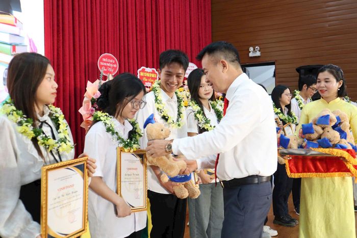Lãnh đạo xã Hát Môn tuyên dương, trao thưởng cho học sinh có thành tích xuất sắc trong học tập và các kỳ tuyển sinh năm học 2025-2026. Ảnh: Nguyễn Mai